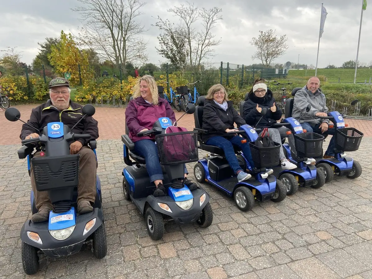 Fünf Gäste unterwegs mit E-Mobilen in Carolinensiel